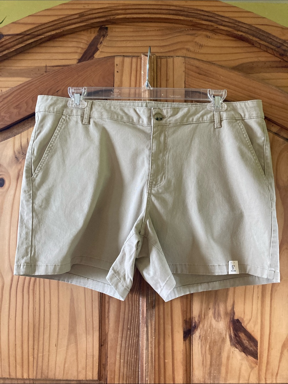 Women’s a.n.a. Twill mid-rise tan khaki flat front chino shorts size 18 - NWT